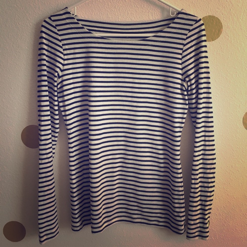 Black and white long sleeve tee